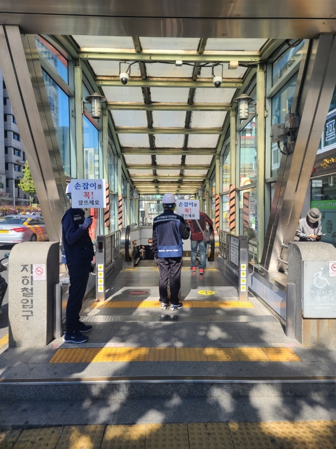 서울교통공사 시니어 승강기안전단의 활동 모습. 서울교통공사 제공