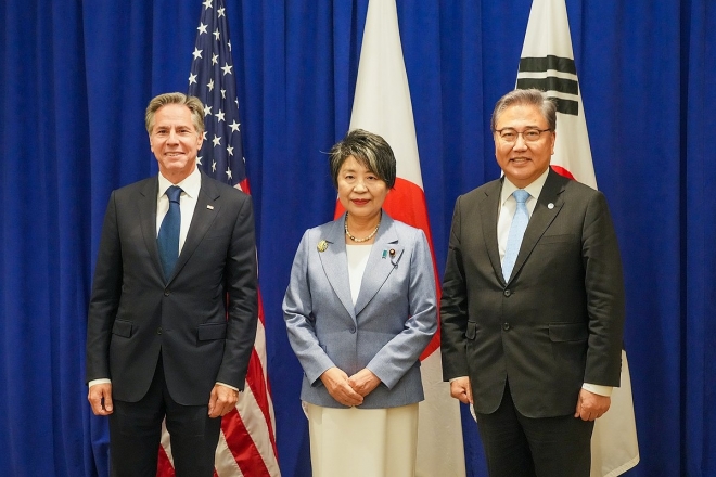 박진(오른쪽) 외교부 장관과 토니 블링컨(왼쪽) 미국 국무장관, 가미카와 요코 일본 외무상이 지난 9월 22일(현지시간) 뉴욕에서 약식회의를 갖기 전 기념촬영을 하고 있다.  외교부 제공
