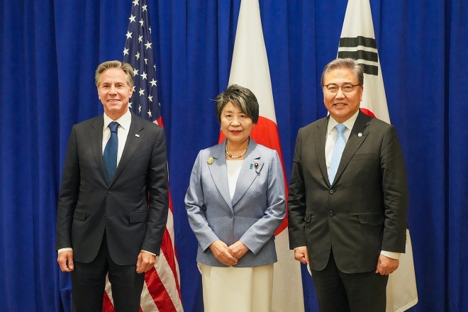 박진 외교부 장관(오른쪽)과 토니 블링컨 미국 국무장관(왼쪽), 가미카와 요코 일본 외무상이 지난달 22일(현지시간) 뉴욕에서 약식 회의를 갖기 전 기념촬영을 하고 있다. 2023.9.23 외교부 제공