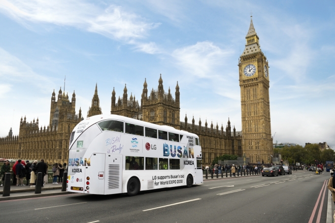 LG가 ‘2030 부산엑스포’ 유치 홍보를 위해 운영 중인 ‘엑스포 버스’가 영국 런던을 대표하는 건축물인 빅벤 인근을 지나고 있다. LG 제공