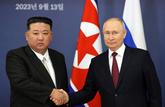 김정은(왼쪽) 북한 국무위원장과 블라디미르 푸틴 러시아 대통령이 지난달 13일(현지시간) 러시아 아무르주 보스토치니 우주기지에서 회담을 열고 악수하고 있다. 두 정상이 회담하는 것은 2019년 4월 이후 4년 5개월 만이다.  연합뉴스