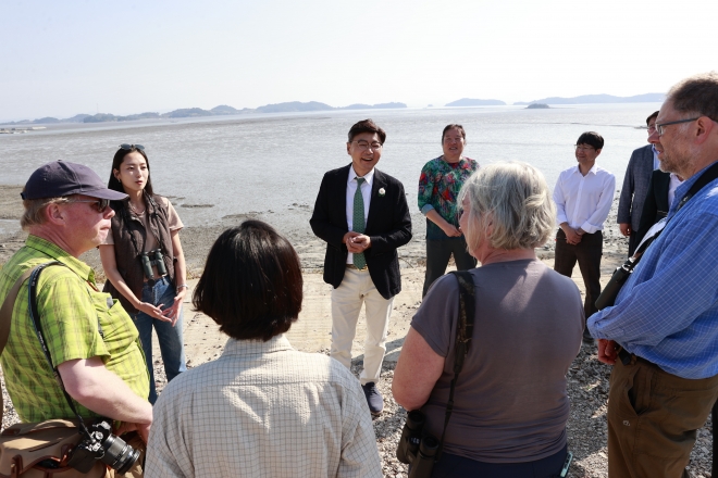 보성벌교갯벌을 찾은 영국왕립조류보호협회 소속 전문가들이 김철우 보성군수와 환담하고 있다.