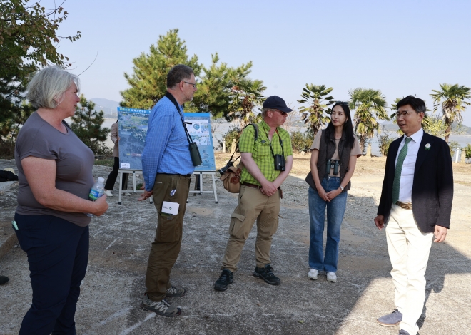 보성벌교갯벌을 찾은 영국왕립조류보호협회 소속 전문가들이 김철우 보성군수와 환담하고 있다.