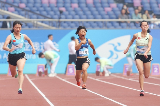 한국 육상 국가대표 전민재(가운데)가 26일 중국 항저우 올림픽 스포츠센터 주경기장에서 열린 2022 항저우아시안패러게임 육상 여자 T36 100m 결선에서 역주하고 있다. 대한장애인체육회 제공