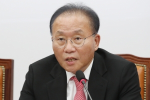 與 “가짜뉴스 유포 국회의원 면책특권 배제” 野에 논의 제안