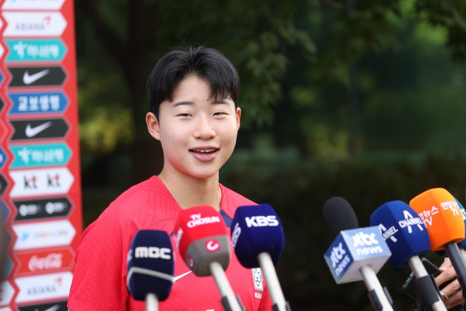 훈련 전 기자회견 하는 여자축구 천가람