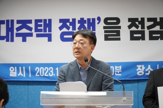 허종식 더불어민주당 의원이 26일 시청에서 인천도시공사의 매입임대주택 사업 비리의혹을 밝히고 있다. 허종식의원실 제공
