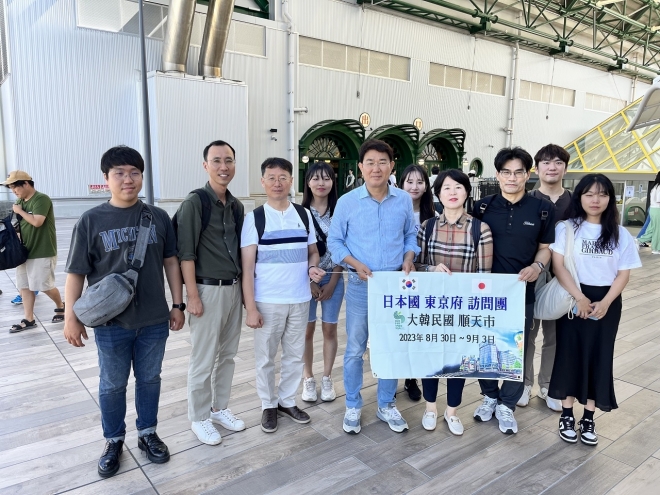 2023순천만국제정원박람회 이후 도시의 새로운 성장동력을 위해 애니메이션 클러스터 조성 사업을 목표로 하는 노관규 전남 순천시장이 직원들과 일본 도쿄 디즈니랜드를 방문한 후 기념사진을 찍고 있다. 순천시 제공