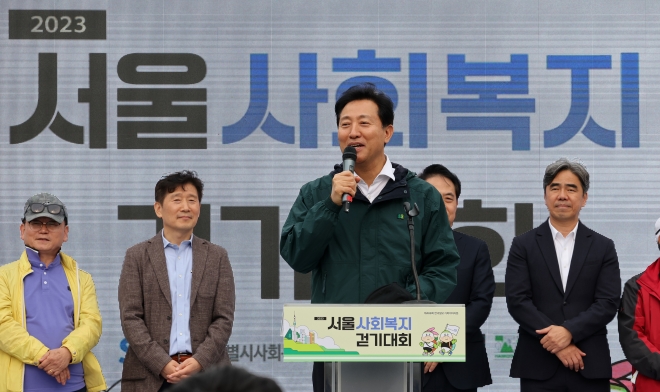 오세훈 서울시장이 26일 서울 중구 백범광장공원에서 열린 2023 서울사회복지걷기대회에서 격려사를 하고 있다. 2023.10.26 뉴스1