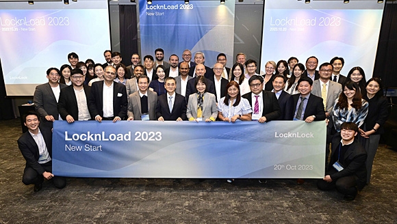 락앤락 글로벌 콘퍼런스 ‘LocknLoad 2023’ 참가자들이 기념촬영을 하고 있다. 락앤락 제공