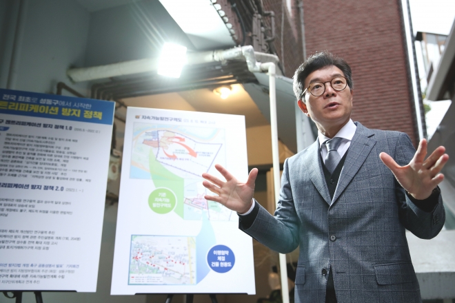 정원오 성동구청장이 지난 26일 서울숲 일대에서 젠트리피케이션(둥지 내몰림) 방지 정책 2.0에 대해 설명하고 있다. 성동구 제공