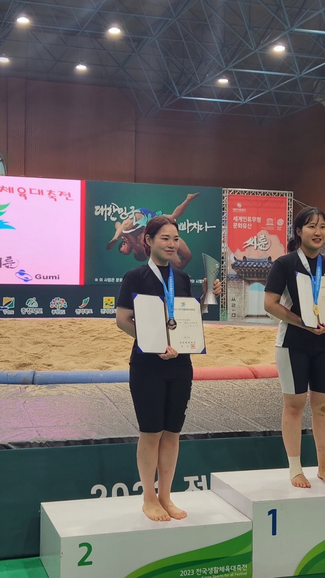 지난 4월 경북 구미에서 열린 전국 생활체육 대축전에서 60kg 매화급 개인전 은메달을 차지한 황규리 선수가 시상대에서 기념사진을 찍고 있다.