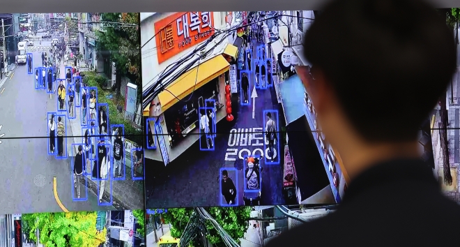 26일 서울 마포구 CCTV통합관제센터 통합관제실에서 관계자들이 다중인파 밀집 지역인 홍대 인근에 인파 사고 예방을 위해 가동 중인 인공지능(AI) 기반 스마트 인파밀집분석시스템을 지켜보고 있다. 2023.10.26 뉴스1