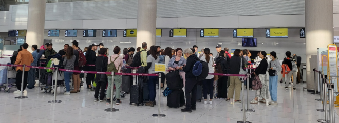 제주여행을 하고 귀국하려는 해외관광객들이 제주공항에서 수속절차를 밟고 있다. 제주 강동삼 기자