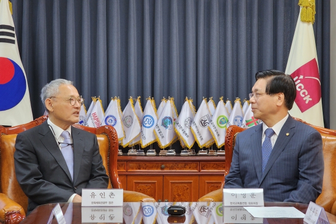 유인촌(왼쪽) 문화체육관광부 장관이 한국교회총연합 이영훈 목사와 27일 서울 종로구 한국기독교회관에서 이야기를 나누고 있다. 한국교회총연합 제공