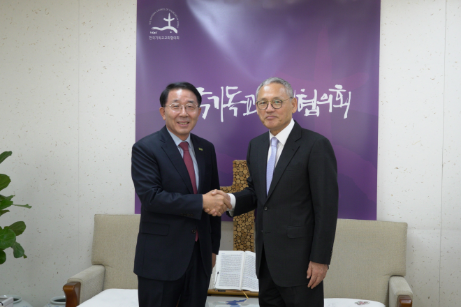 한국기독교교회협의회 김종생(왼쪽) 총무를 만난 유 장관. 한국기독교교회협의회 제공