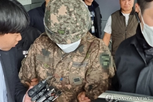 장갑차에서 내린 병사는 왜 흉기 휘둘렀나 … ‘묵묵부답’