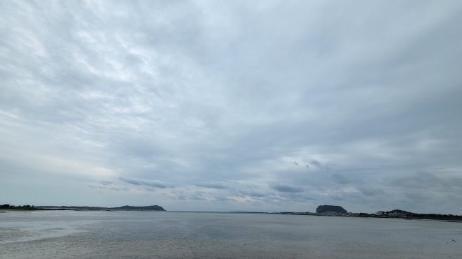 제주시 구좌읍 종달리 지미오름(지미봉) 정상에서 바라본 성산일출봉과 우도섬이 한눈에 보인다. 제주 강동삼 기자