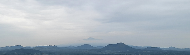 지미봉에서 바라본 구름 속 한라산과 오름들의 모습. 제주 강동삼 기자