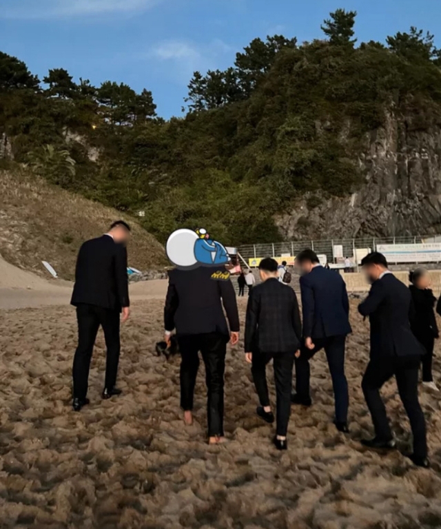 전청조씨가 경호원과 함께 있는 모습. 김민석 강서구의회 의원 제공