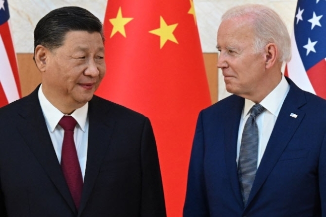 조 바이든(오른쪽) 미국 대통령과 시진핑 중국 국가주석이 지난해 11월 14일 주요 20개국(G20) 정상회담이 열린 인도네시아 발리에서 별도로 만나 이야기하고 있다. 2022.11.14 AFP 연합뉴스
