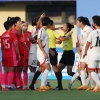 기싸움에서도 밀리지 않는다…여자축구, 북한 잡고 올림픽 숙원 풀까