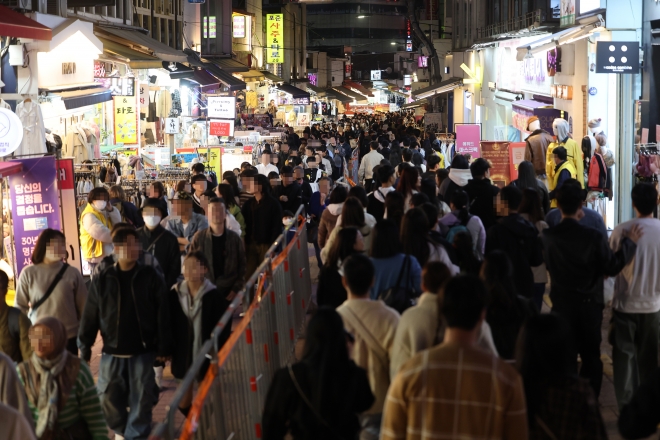 핼러윈 데이를 앞둔 28일 서울 마포구 홍대 거리가 시민들로 붐비고 있다. 2023.10.28 연합뉴스