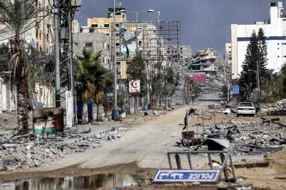 Uma rua miserável na cidade de Gaza, na Palestina, que foi destruída por um ataque aéreo israelense no dia 28 (hora local).  Cidade de Gaza, AP Yonhap News