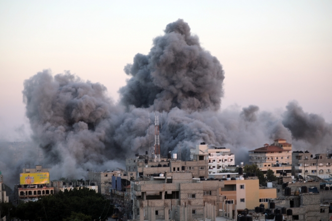 15일(현지시간) 이스라엘이 공습한 팔레스타인 가자지구 라파 인근에서 연기가 피어오르고 있다. 2023.10.15 UPI 연합뉴스