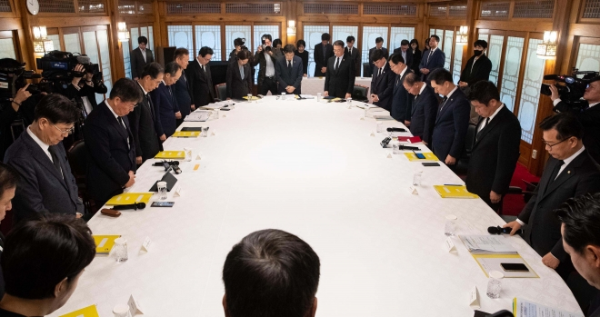 한덕수 국무총리와 김기현 국민의힘 대표를 비롯한 참석자들이 29일 서울 종로구 총리공관에서 열린 고위당정협의회에 앞서 이태원 참사 1주기를 맞아 추모 묵념을 하고 있다.  2023.10.29 오장환 기자