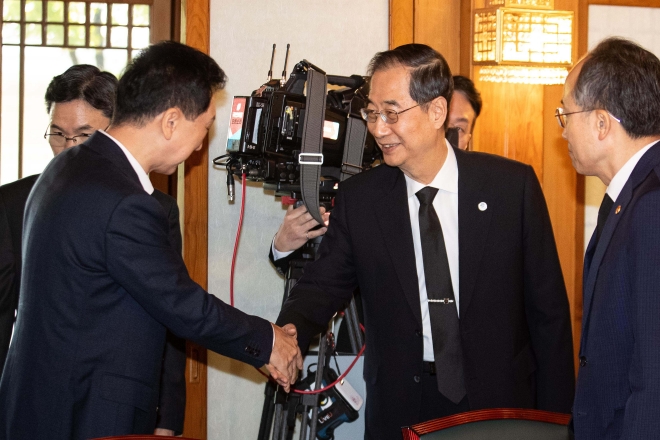 한덕수 국무총리(오른쪽)와 김기현 국민의힘 대표가 29일 서울 종로구 총리공관에서 열린 고위당정협의회에 참석해 인사를 나누고 있다. 2023.10.29 오장환 기자