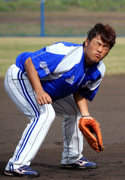 2015년 삼성 라이온즈 시절 오키나와 전지 훈련 당시 땅볼 포구한 뒤 눈을 찡그리는 박석민