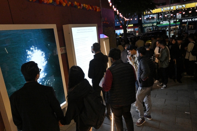 10.29 이태원 참사 1주기를 하루 앞둔 28일 서울 용산구 이태원 거리에서 시민들이 추모공간을 살펴보고 있다. 2023.10.28 홍윤기 기자