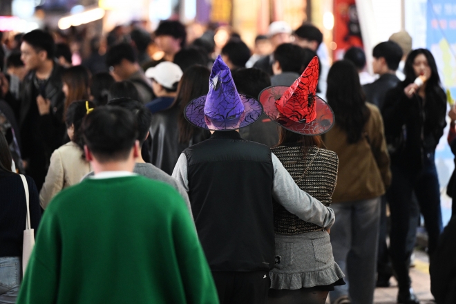 핼러윈 데이를 앞둔 28일 서울 마포구 홍대 거리에서 코스튬을 입은 시민들이 이동하고 있다. 2023.10.28 홍윤기 기자
