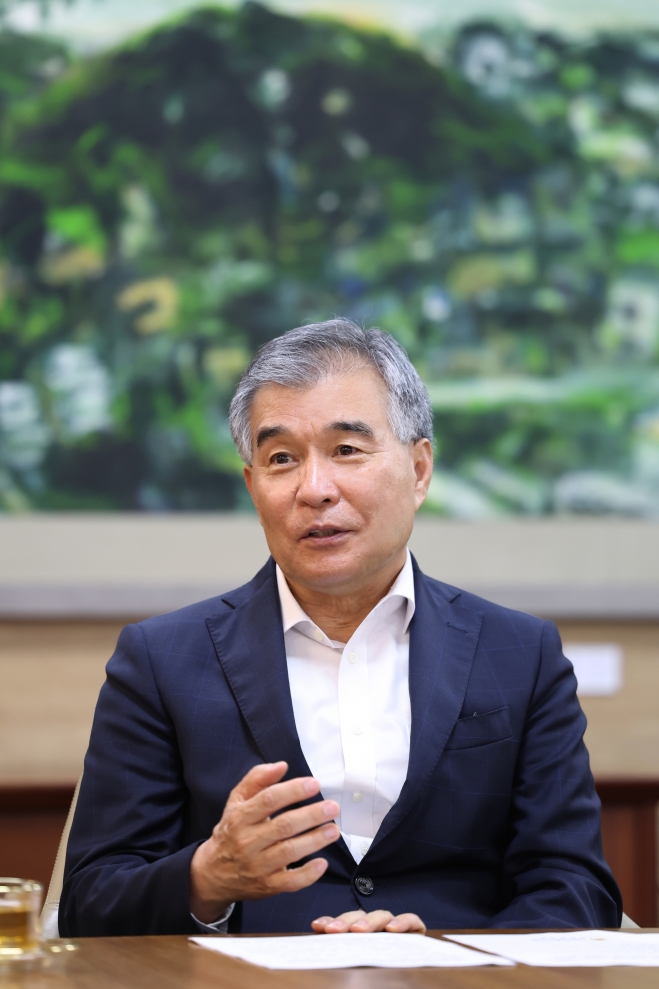 김현기 서울시의회 의장이 지난 27일 서울신문과 만나 시 재정 확충 방안과 예산 심의 방향, 이태원 참사 등 현안에 대해 설명하고 있다. 서울시의회 제공