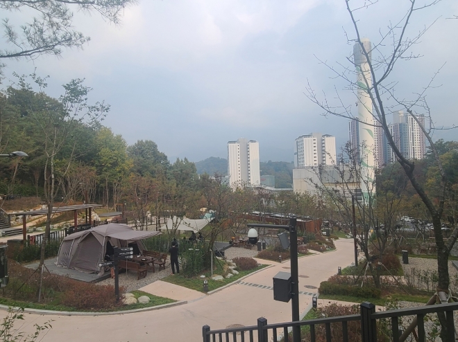 서울 은평구 진관동에 지난 25일 개장한 앵봉산 가족캠핑장. 서울시 제공