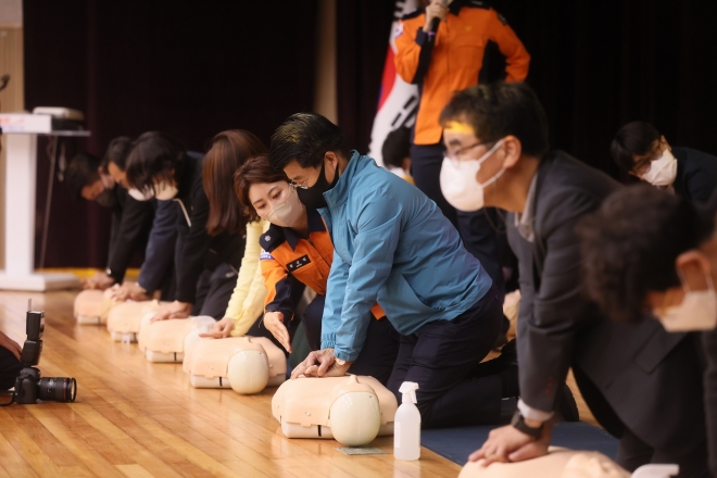 서강석(가운데) 서울 송파구청장이 직원들과 함께 심폐소생술(CPR)을 실습하고 있다. 송파구 제공