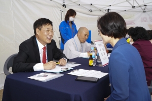 ‘구직’ 손잡은 종로구·조계사… 상담 코치로 뛴 정문헌 구청장[현장 행정]