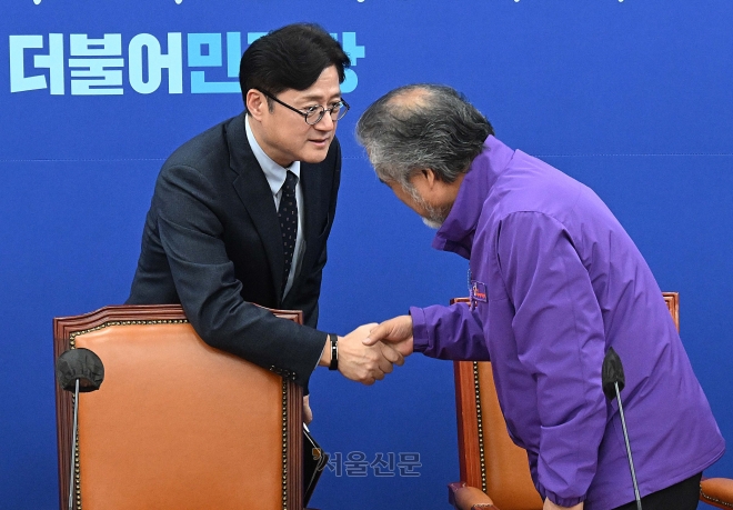 홍익표 더불어민주당 원내대표가 24일 서울 여의도 국회에서 이정민 이태원참사 유가족협의회 운영위원장과 인사하고 있다. 2023.10.24 오장환 기자