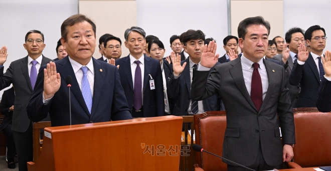 이상민 행정안전부 장관과 윤희근 경찰청장이 26일 국회 행정안전위원회 국정감사에서 증인선서를 하고 있다. 2023.10.26안주영 전문기자