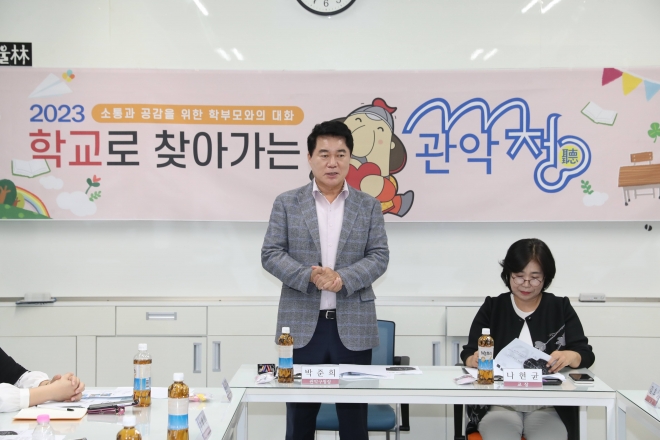 박준희(왼쪽) 서울 관악구청장이 삼성중학교에 방문해 학부모들에게 인사말을 하고 있다.  관악구 제공