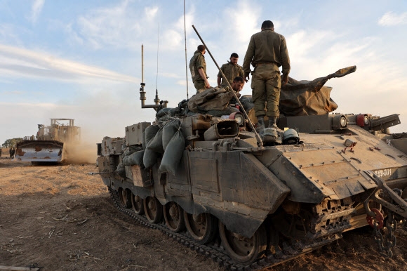 29일(현지시간) 이스라엘군이 팔레스타인 무장단체 하마스 제거를 위해 가자지구로 들어가고자 병력을 집결하고 있다. AFP 연합뉴스