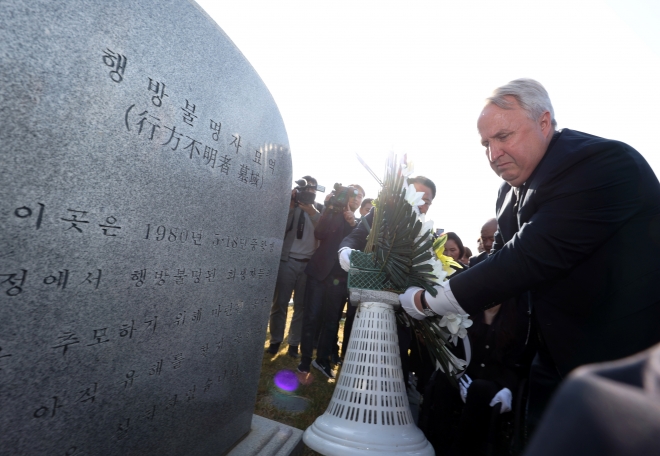 30일 오전 광주 북구 국립 5·18 민주묘지에서 국민의힘 인요한 혁신위원장이 5·18 행방불명자 묘소에 헌화하고 있다.
