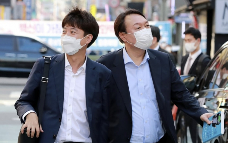 윤석열(오른쪽) 대통령과 이준석 개혁신당 대표가 서울 광진구 건대 맛의거리에서 ‘치맥회동’을 하기 위해 음식점으로 향하는 모습. 2021.7.25 연합뉴스