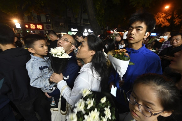 지난 28일 리커창 전 중국 국무원 총리가 유년시절을 보낸 안후이성 허페이에서 밤 늦게까지 주민들의 추모 물결이 일고 있다. 허페이 AP 연합뉴스