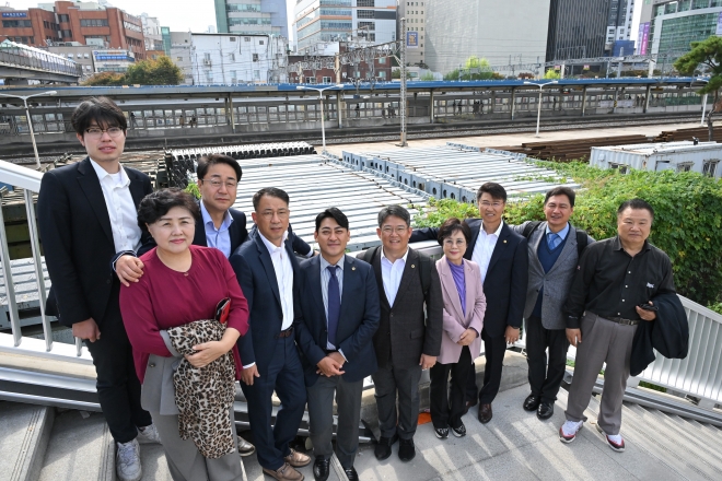 국가철도 지상구간 현장 점검을 위해 구로역 일대를 비롯해 영등포역, 노량진역을 방문한 서울시의회 지상철도 지하화 실현을 위한 특별위원회