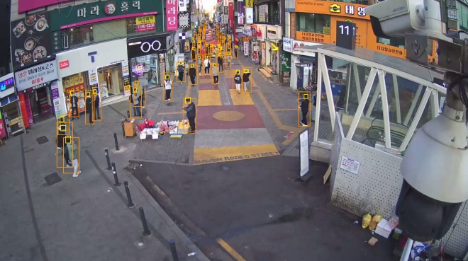 인공지능 카메라가 인구 밀집지역을 분석하는 모습. 수원시 제공