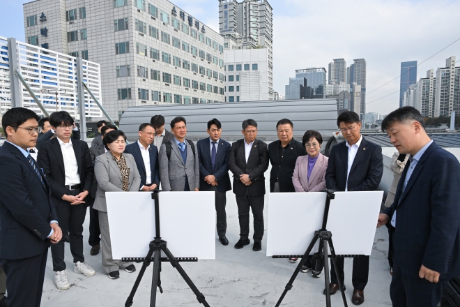 지난 27일 지상철도부의 지하화에 대해 추진상황을 보고받고 있는 서울시의회 지상철도 지하화 실현을 위한 특별위원회(위원장 이봉준)