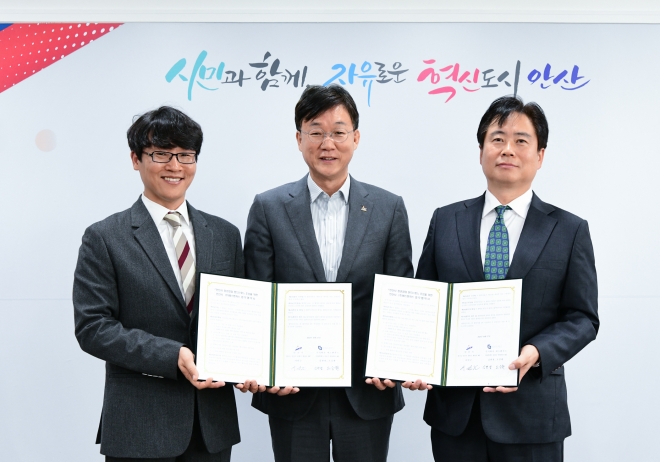 이민근 안산시장(가운데)이 지난 27일 전문펀드 운용사인 에스벤처스와 청년창업펀드 조성을 위한 업무협약을 체결하고 기념촬영을 하고 있다. 안산시 제공