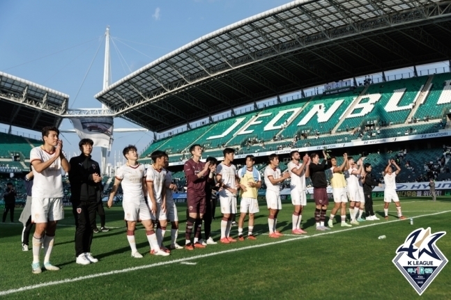 전북 현대 원정에 나선 포항 스틸러스 선수들. 한국프로축구연맹 제공